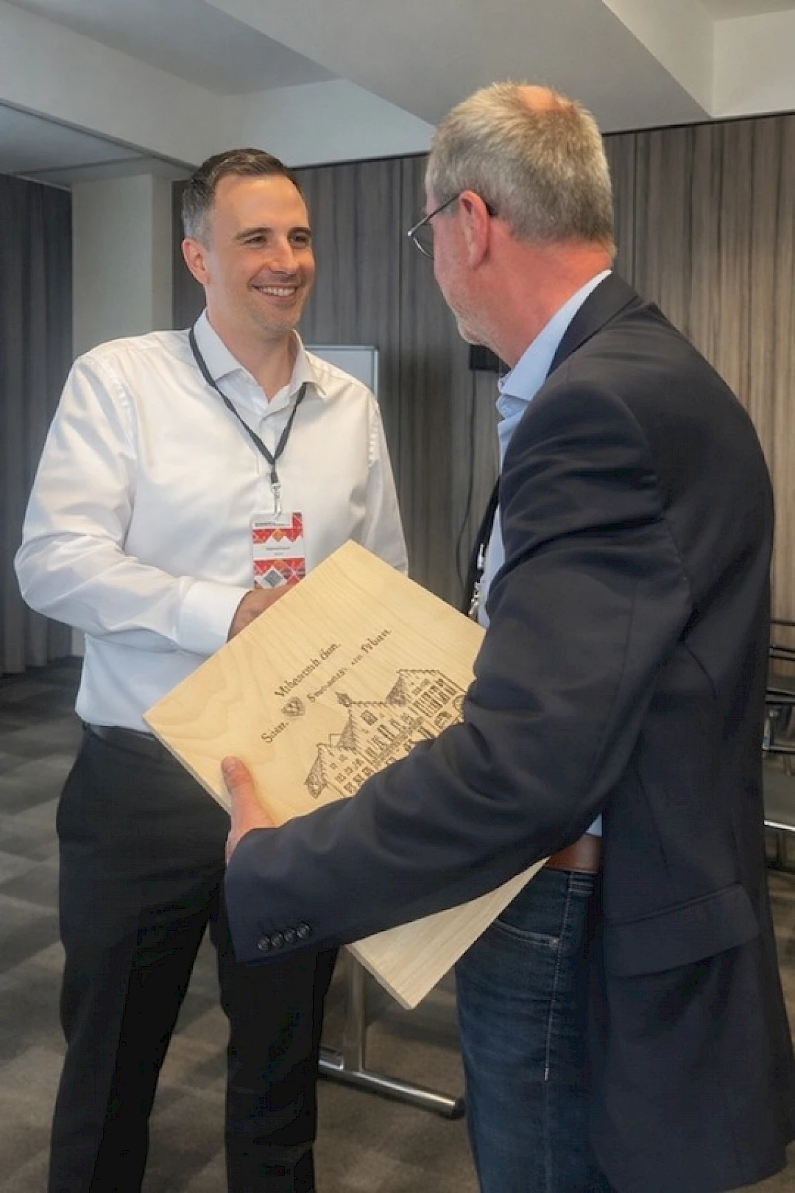 Karsten Hunger und Thomas Pfeiffer bei der Übergabe